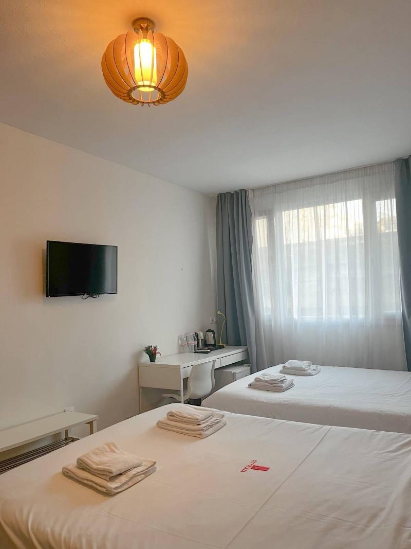 City Plaza Apartments & Rooms image