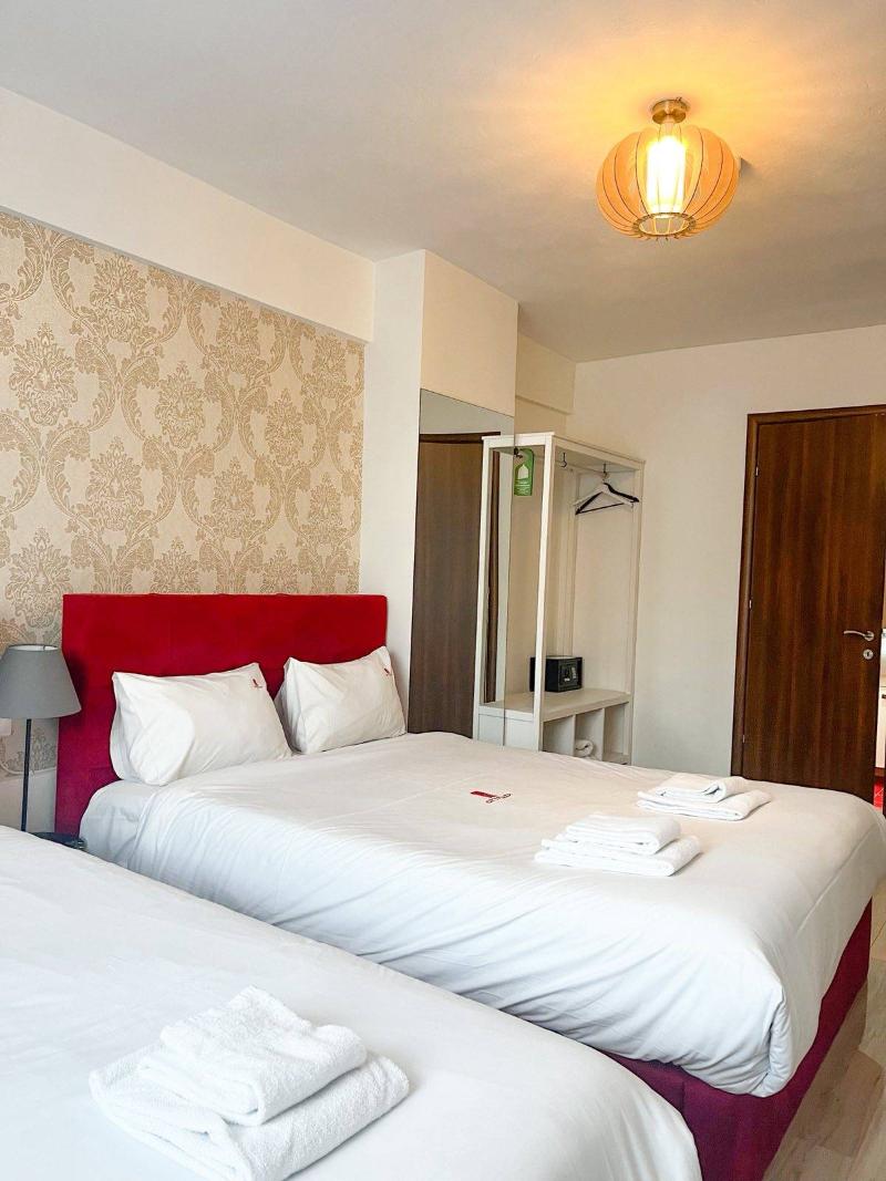 City Plaza Apartments & Rooms image