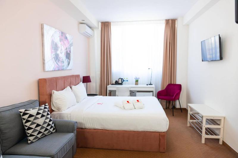 City Plaza Apartments & Rooms image