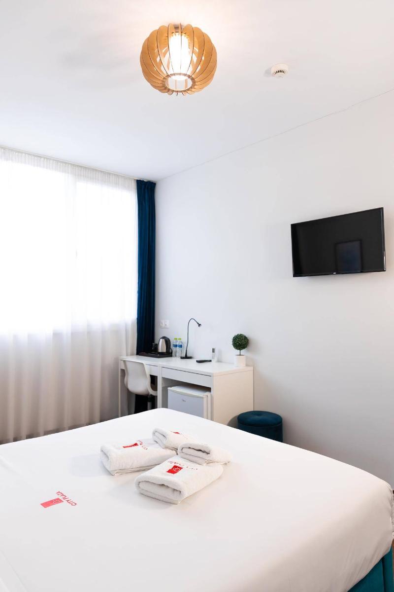 City Plaza Apartments & Rooms image