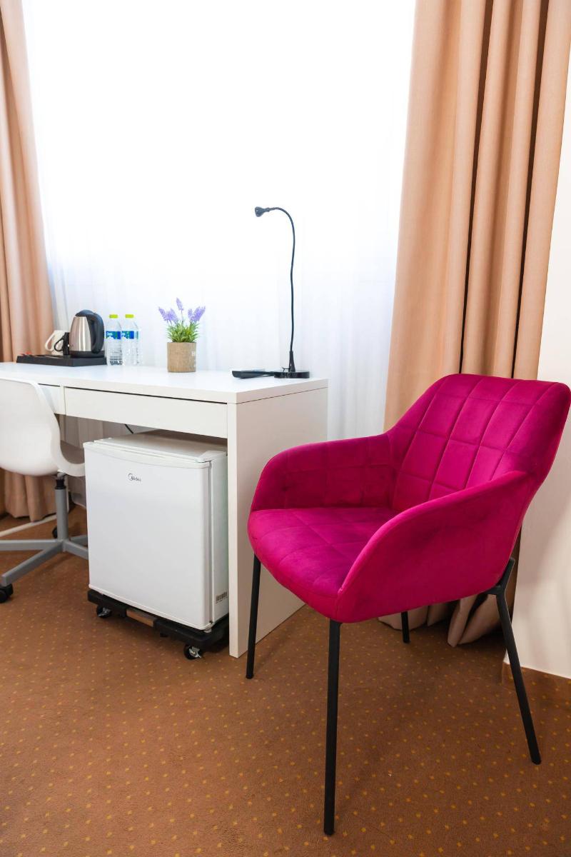 City Plaza Apartments & Rooms image