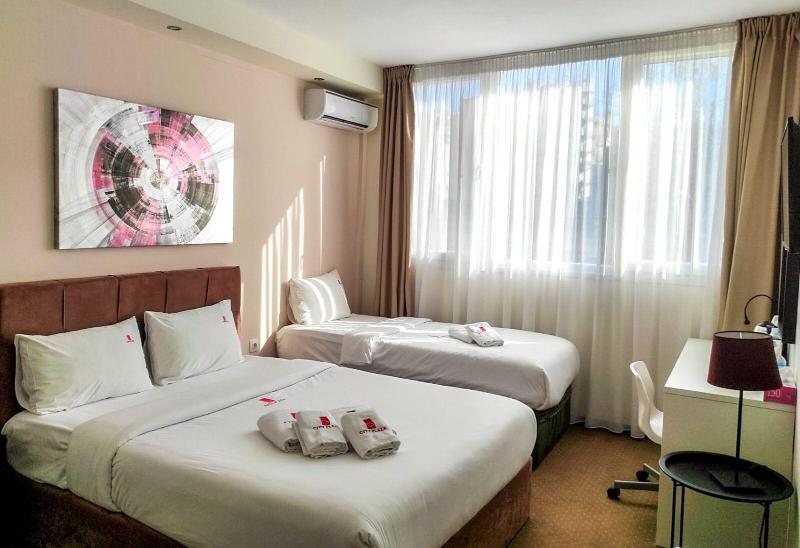 City Plaza Apartments & Rooms image