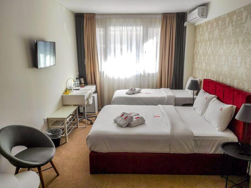 City Plaza Apartments & Rooms image