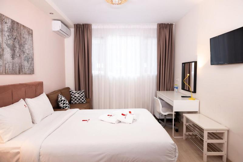 City Plaza Apartments & Rooms image