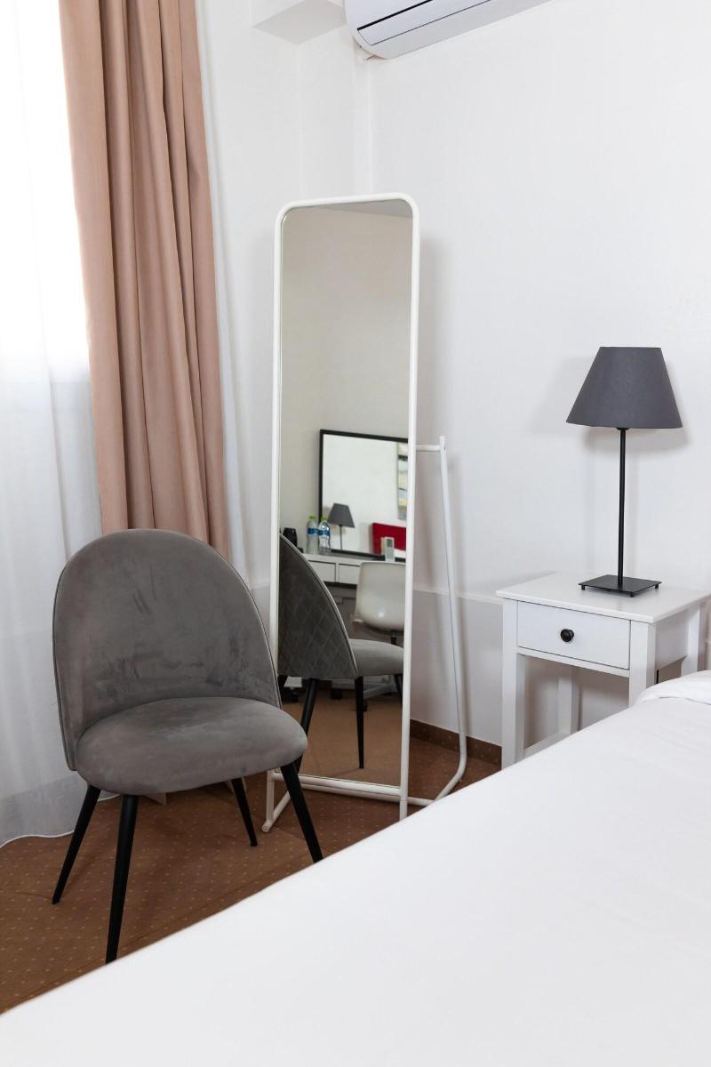 City Plaza Apartments & Rooms image