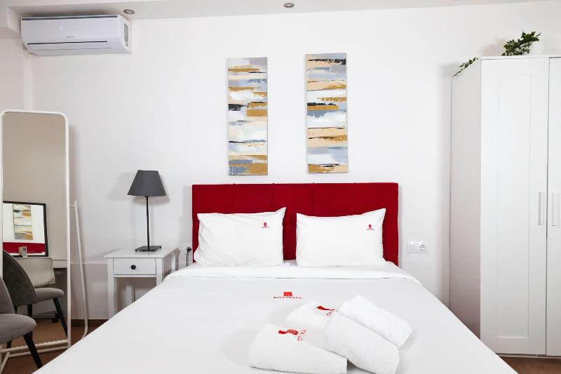 City Plaza Apartments & Rooms image