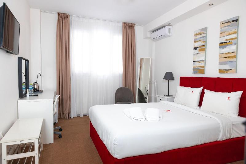City Plaza Apartments & Rooms image