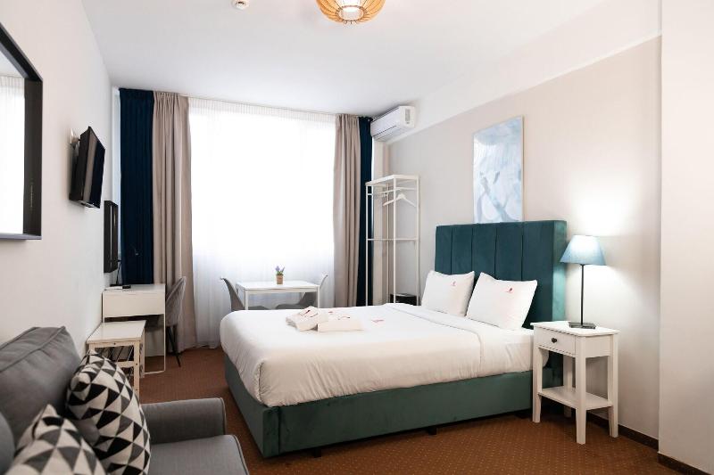 City Plaza Apartments & Rooms image
