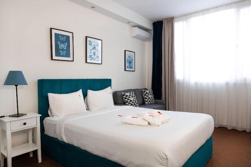City Plaza Apartments & Rooms image