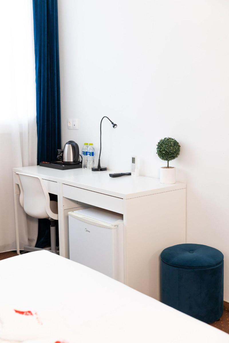 City Plaza Apartments & Rooms image