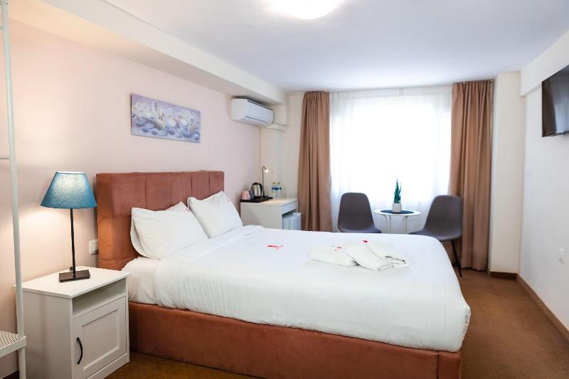 City Plaza Apartments & Rooms image