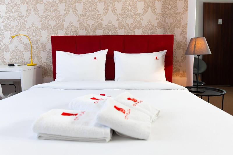 City Plaza Apartments & Rooms image