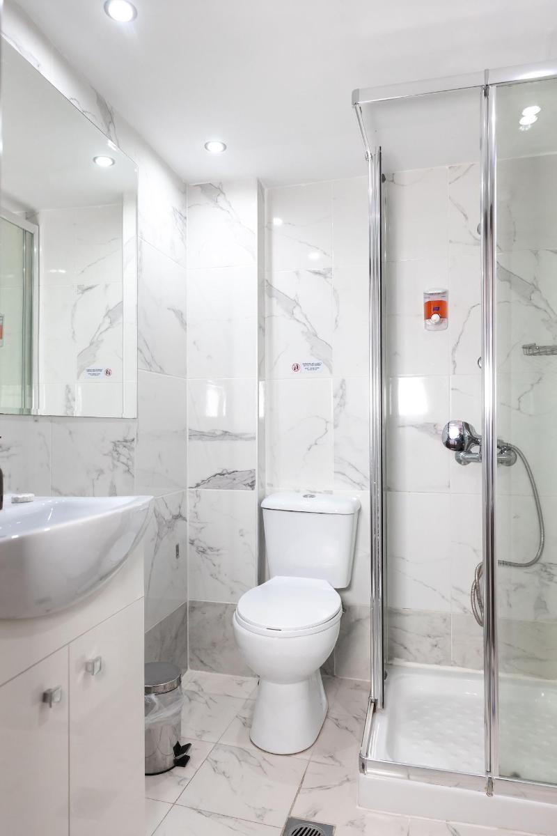 City Plaza Apartments & Rooms image