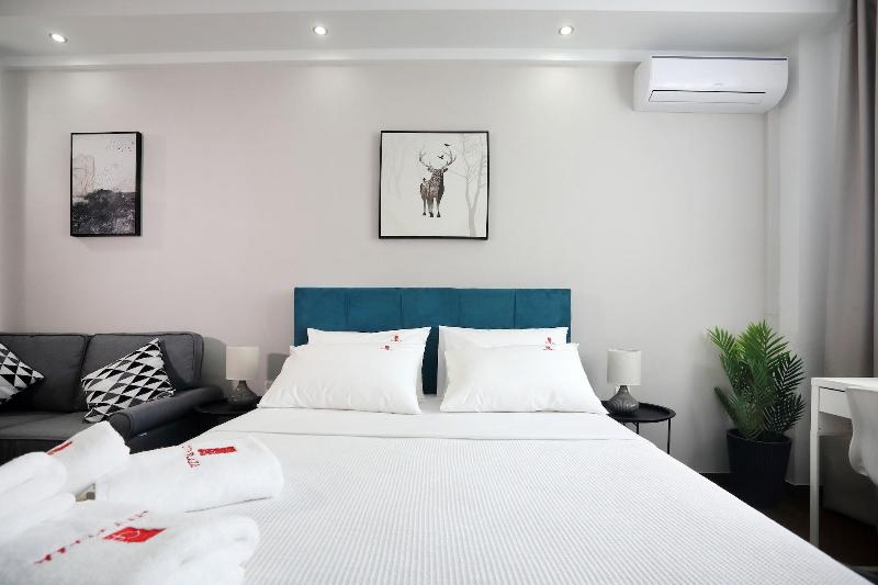 City Plaza Apartments & Rooms image
