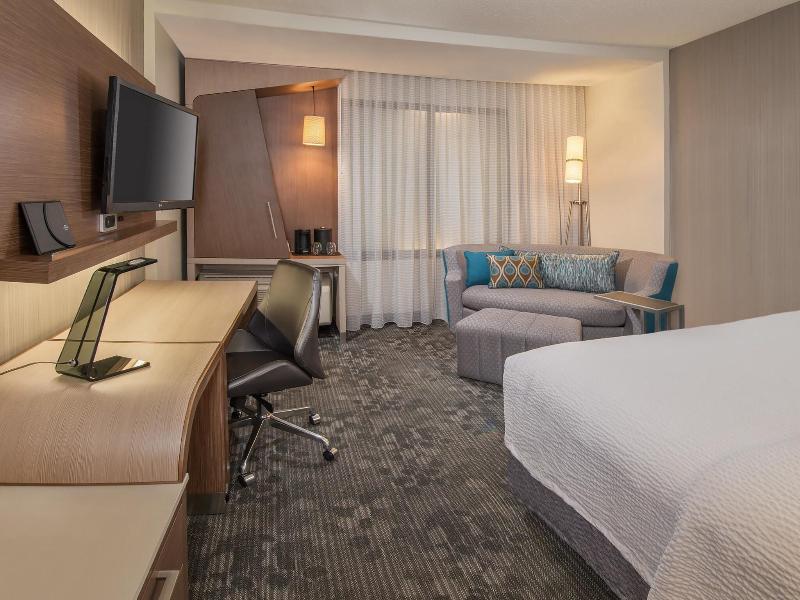 Courtyard By Marriott Charlotte Northlake image