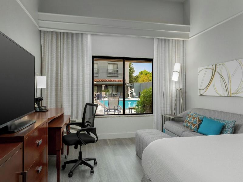 Courtyard By Marriott Houston West University image