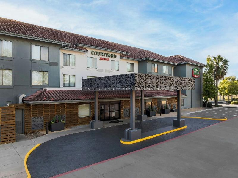 Courtyard By Marriott Houston West University image
