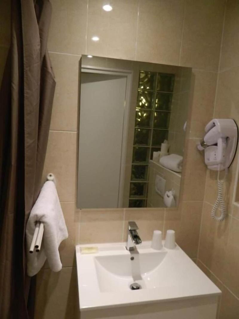Modern's Hotel image