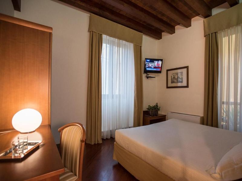 Hotel Flora image