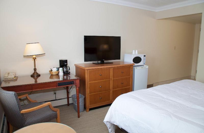 Twin Pine Inn & Suites image