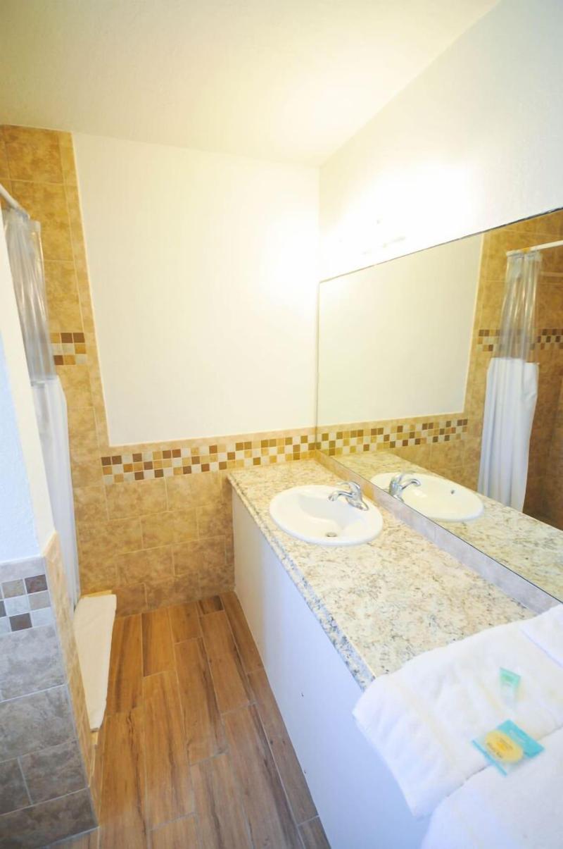 Sunny Palms Inn image