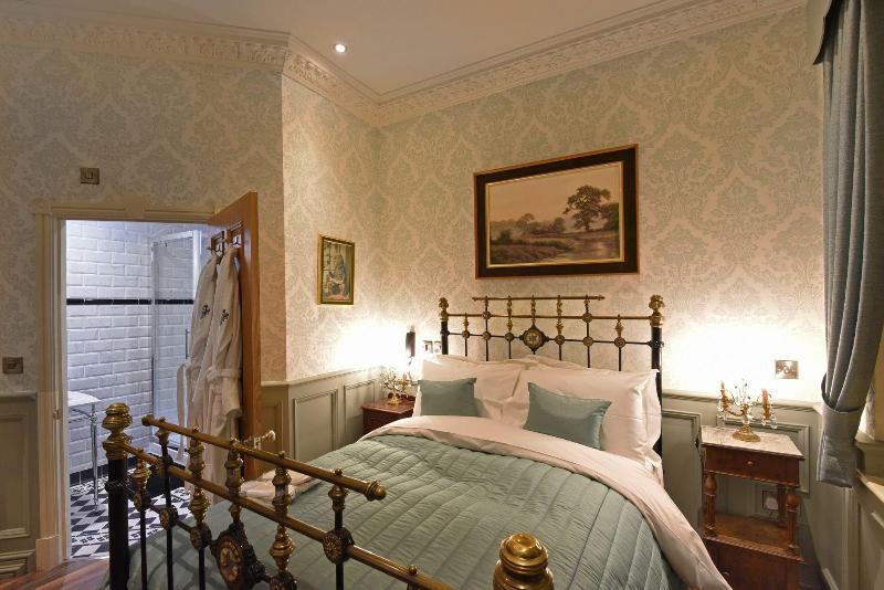 The Aston Tavern image