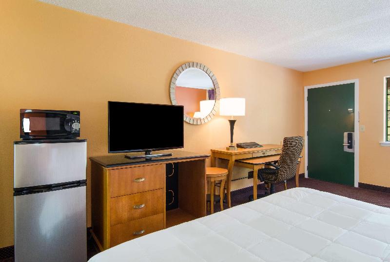 Americas Best Value Inn Darien image