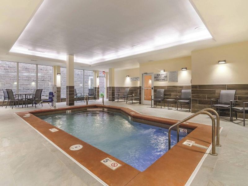 Fairfield Inn & Suites by Marriott Kansas City Sha