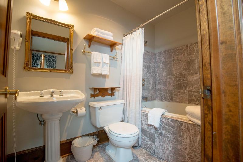 Inn At Cedar Crossing image