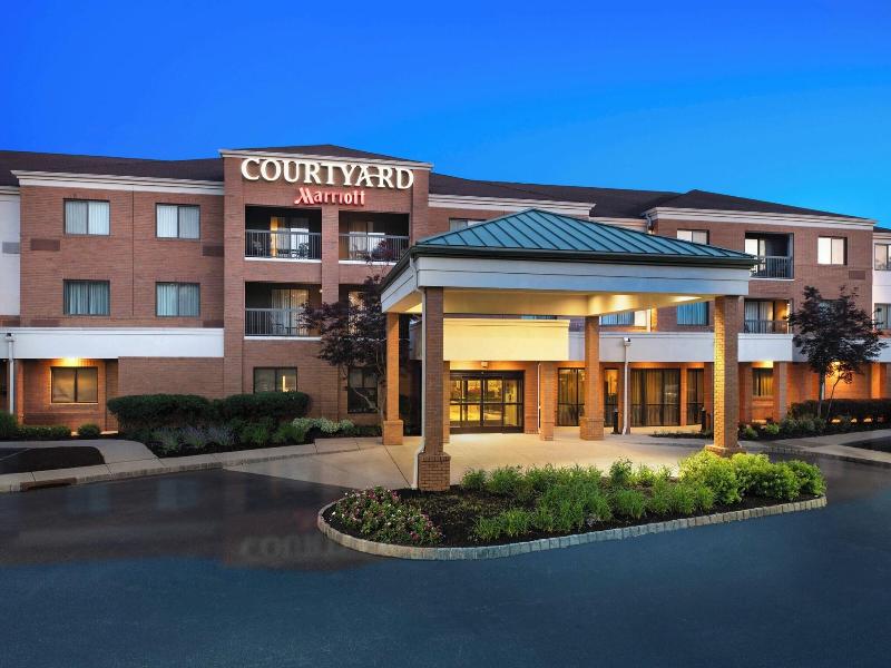 Courtyard By Marriott West Orange image