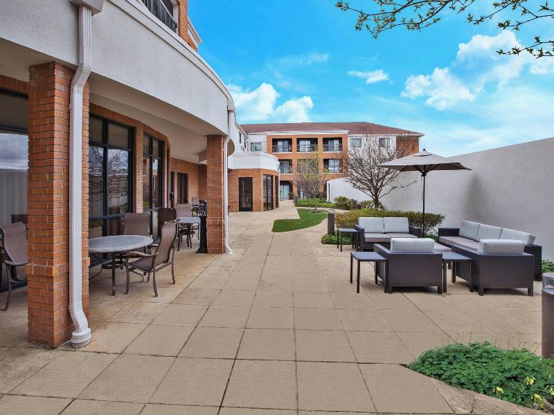 Courtyard By Marriott West Orange image