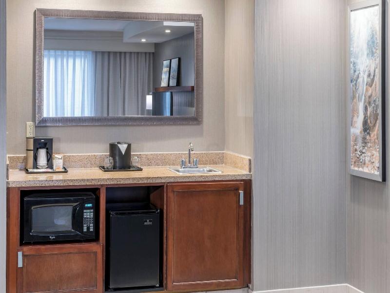 Courtyard By Marriott West Orange image