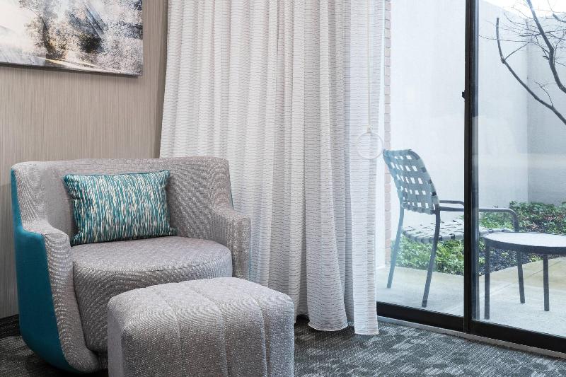 Courtyard By Marriott West Orange image