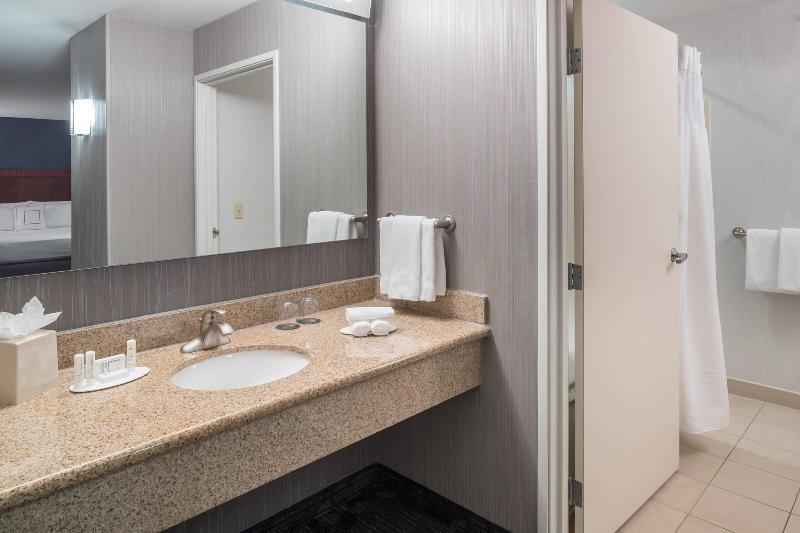 Courtyard By Marriott West Orange image