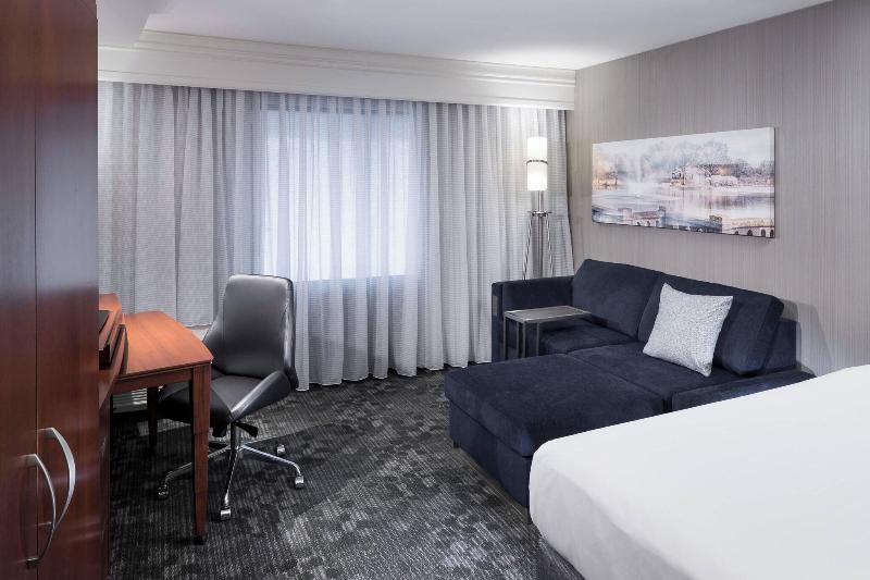 Courtyard By Marriott West Orange image