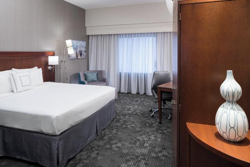 Courtyard By Marriott West Orange image