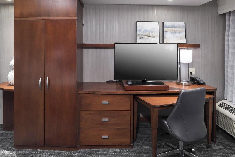 Courtyard By Marriott West Orange image