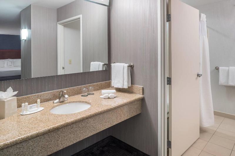Courtyard By Marriott West Orange image