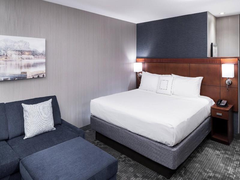 Courtyard By Marriott West Orange image