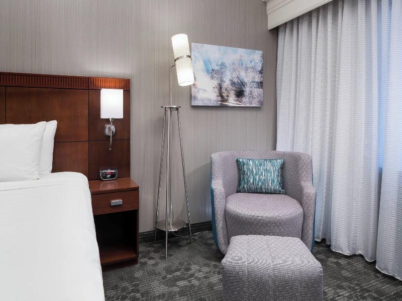 Courtyard By Marriott West Orange image