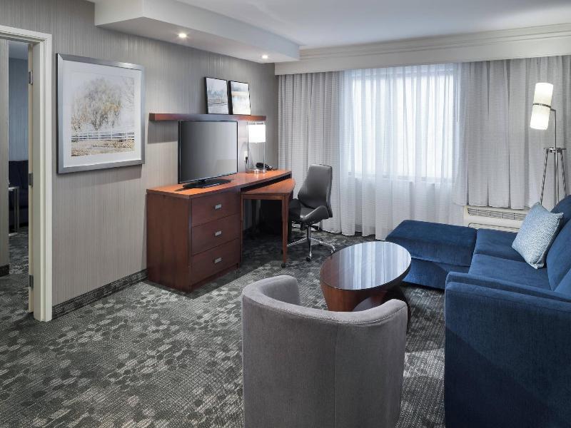 Courtyard By Marriott West Orange image