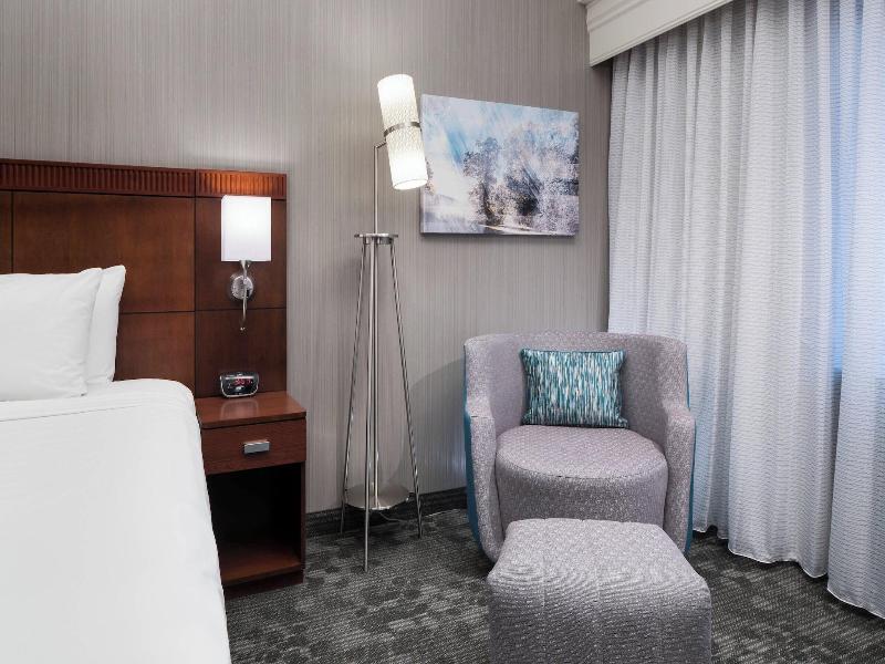 Courtyard By Marriott West Orange image