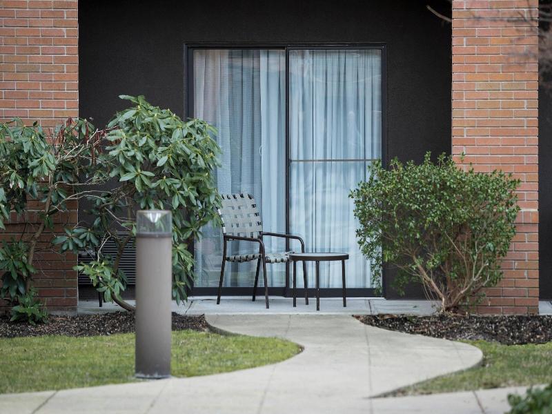 Courtyard By Marriott West Orange image