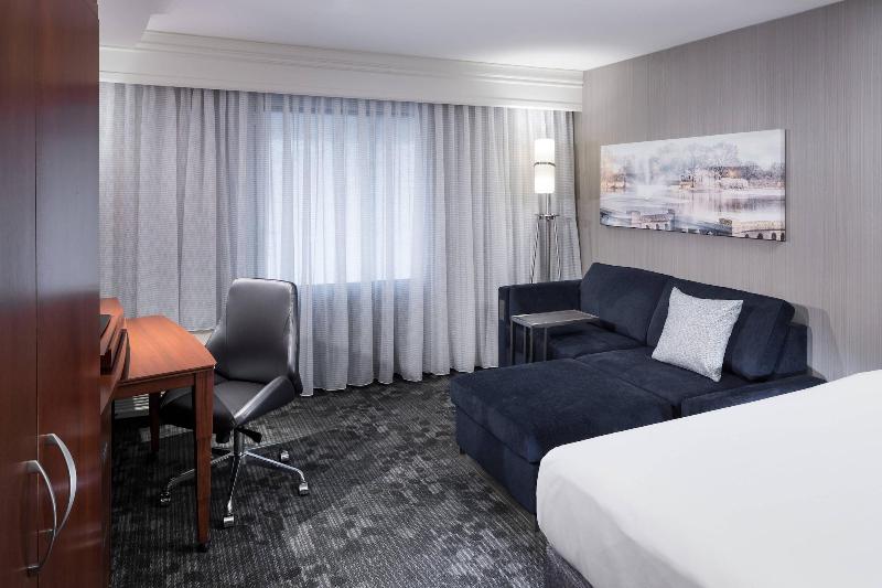 Courtyard By Marriott West Orange image