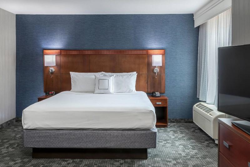 Courtyard By Marriott West Orange image