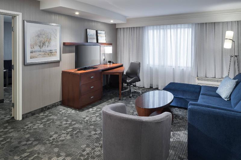 Courtyard By Marriott West Orange image