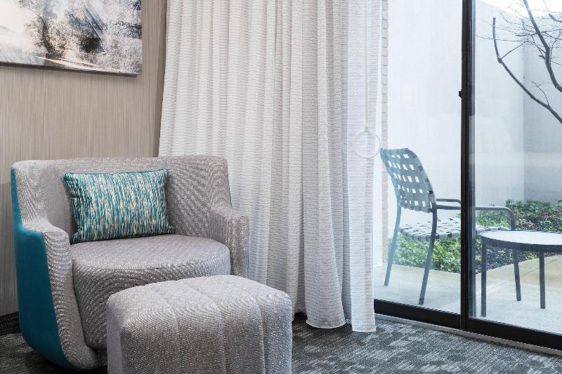 Courtyard By Marriott West Orange image