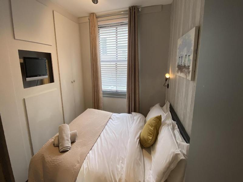 Ei8Ht Brighton Apartments image
