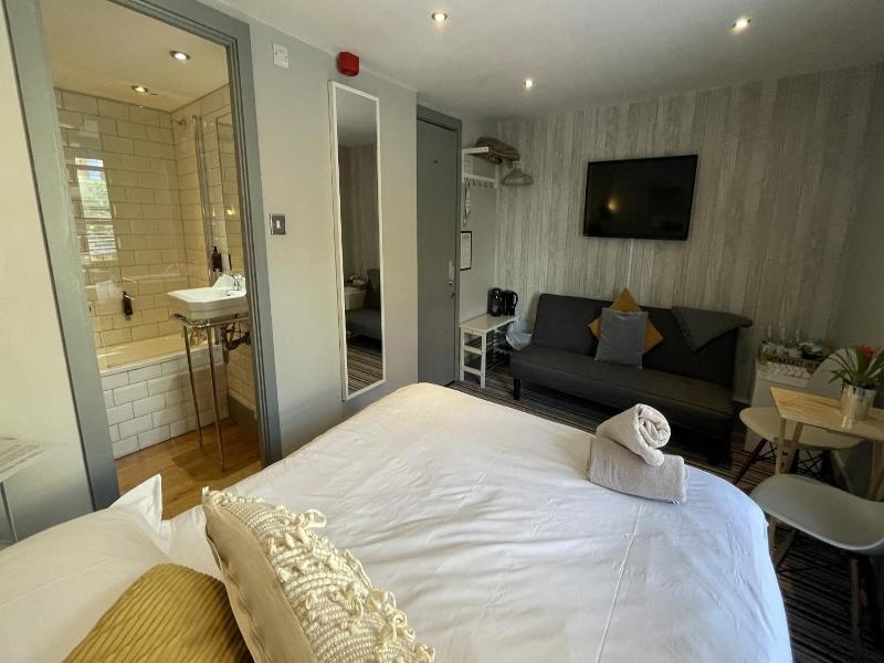 Ei8Ht Brighton Apartments image