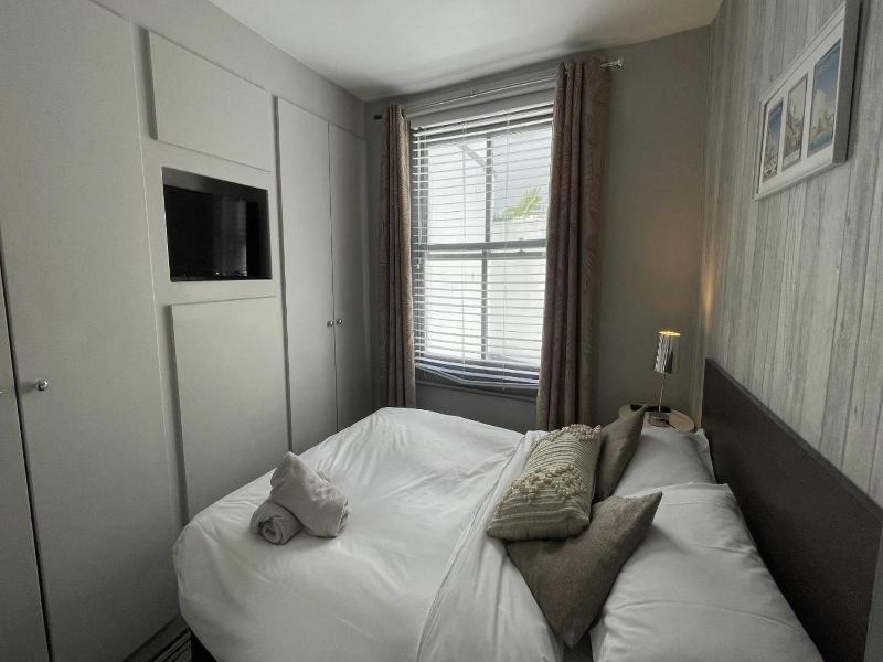 Ei8Ht Brighton Apartments image